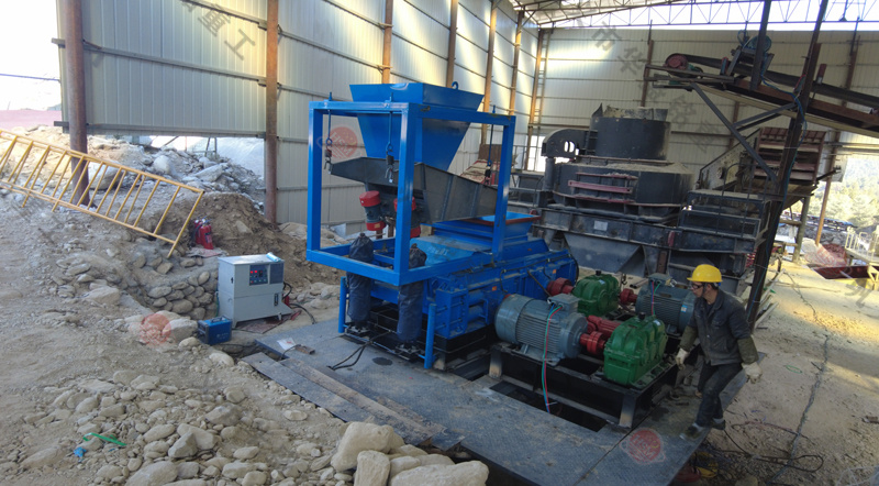 華盛銘1212型全液壓對輥制砂機一臺多少錢？