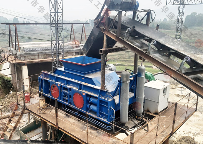 1212型全自動(dòng)液壓對輥制砂機(jī)安裝現(xiàn)場