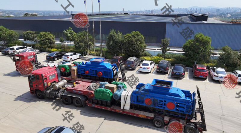 兩臺(tái)1810型液壓對(duì)輥制砂機(jī)發(fā)往河北秦皇島