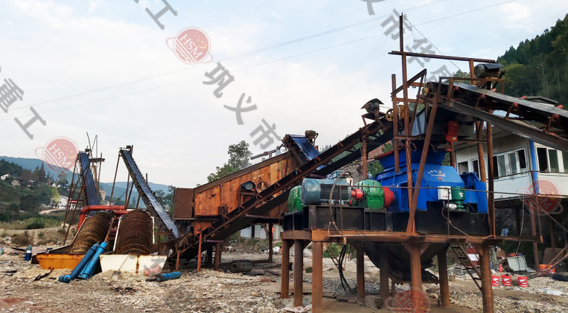 大型液壓對輥制砂機安裝現場